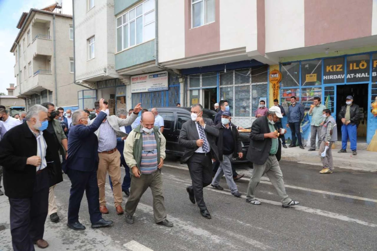 Kayseri Büyükşehir Belediye Başkanı Büyükkılıç, 2 vatandaşı aşı olmaya ikna etti