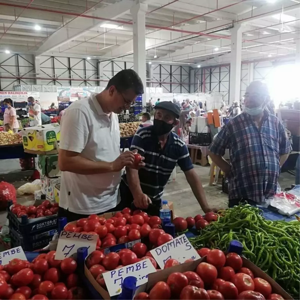 Kırklareli\'nde kapalı pazar yerindeki esnaf denetlendi