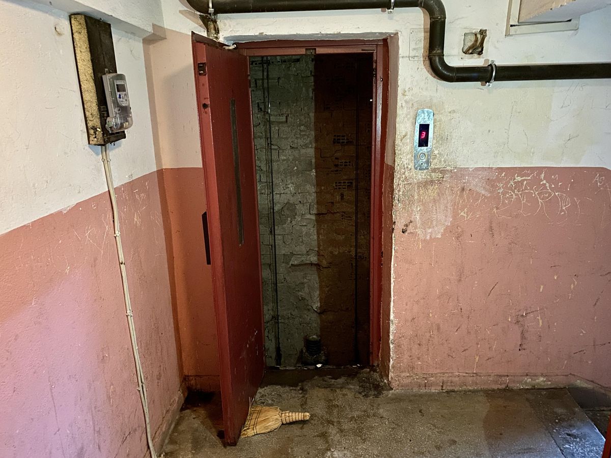 Asansör boşluğunda hareketsiz yatıyordu! Apartman sakinleri yaşlı kadını ölü buldu