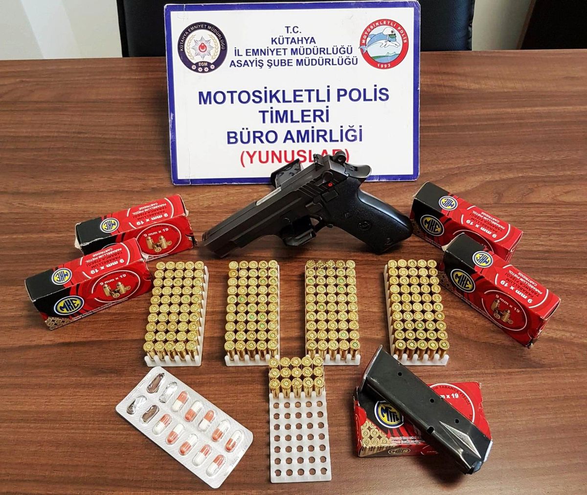 Kütahya\'da bir araçta bulundurma ruhsatlı tabanca ve uyuşturucu hap ele geçirildi