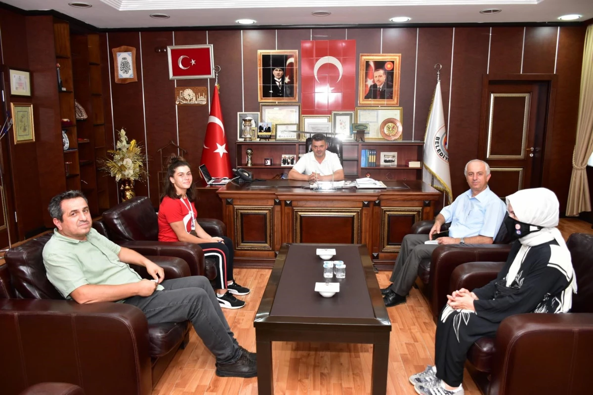 Milli sporcu Aydan Demiröz\'den Karasu Belediye Başkanı Sarı\'ya ziyaret