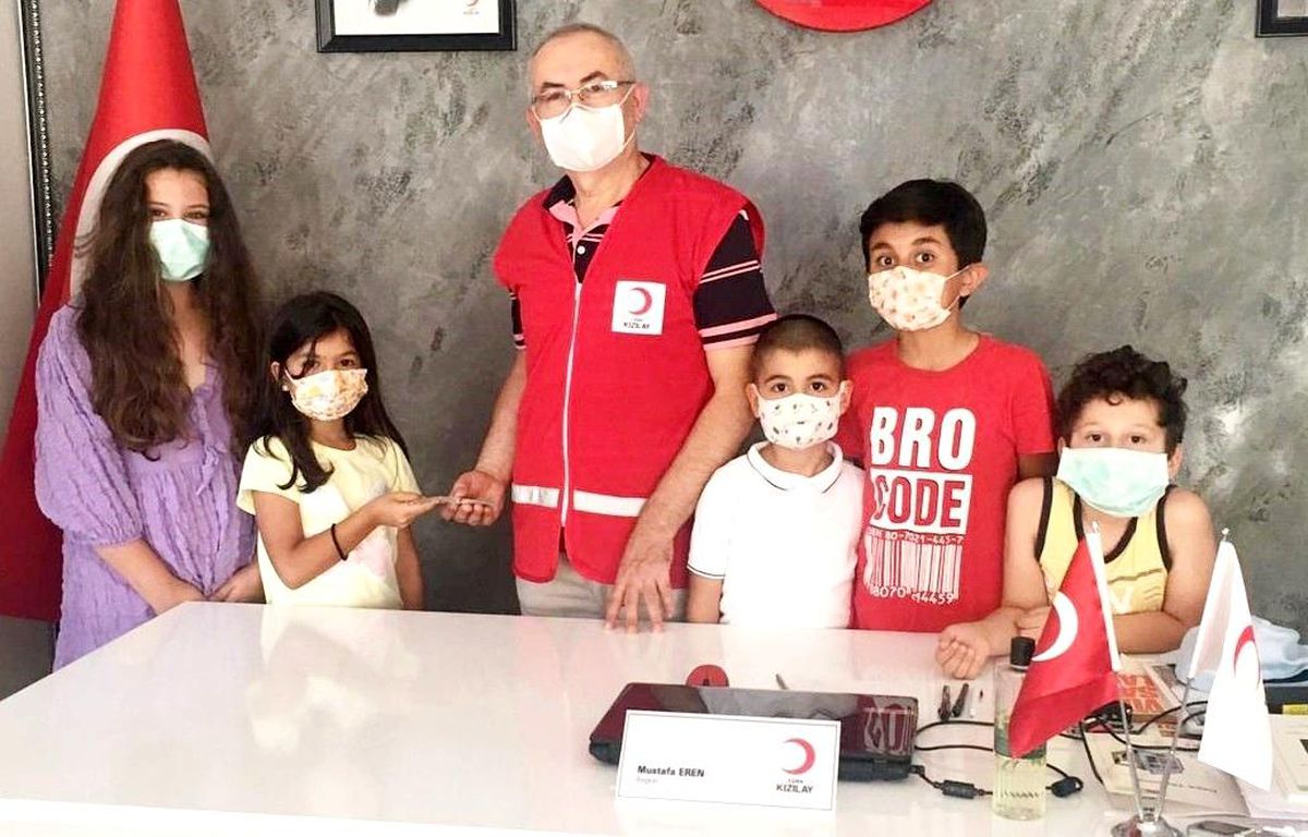 Minikler, kapı kapı dolaşıp topladıkları paraları yangınzedelere gönderdi