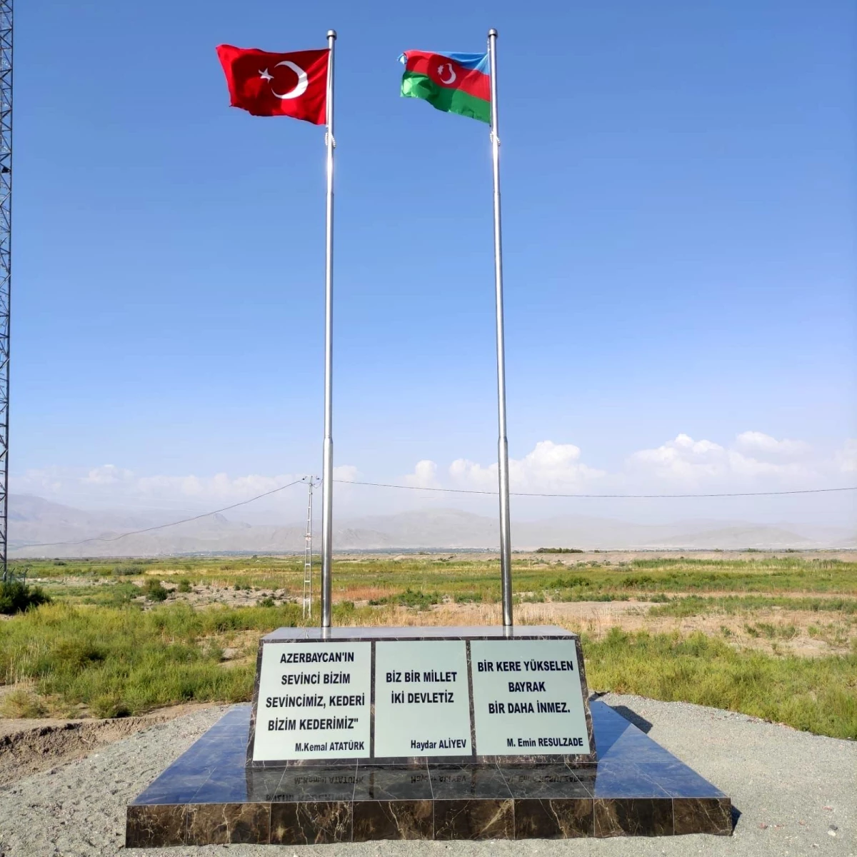 Nahçıvan sınırına dikilen Türk-Azerbaycan bayrakları Ermenistan\'dan görünüyor