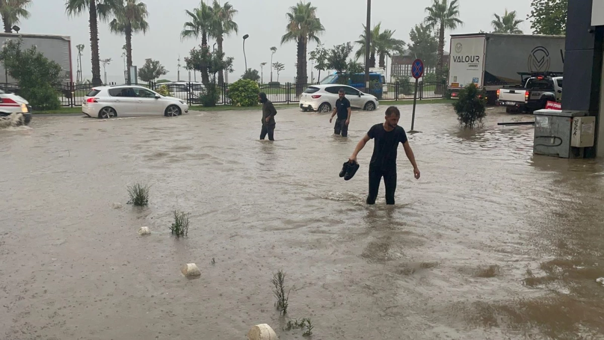 Ordu\'da sel: Karadeniz Sahil Yolu ulaşıma kapandı, iş yerlerini su bastı