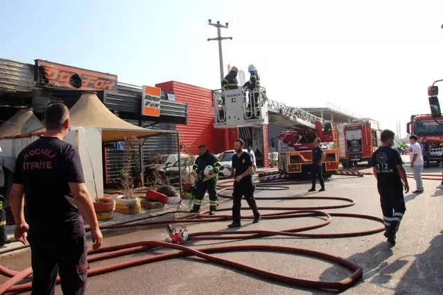 Oto bakım servisinde çıkan yangında 2 kişi dumandan etkilendi