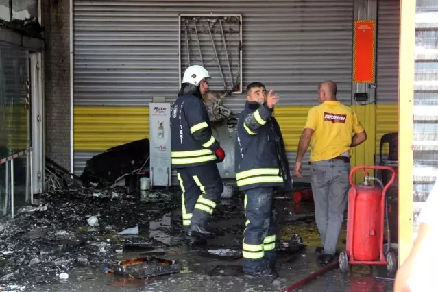 Oto bakım servisinde çıkan yangında 2 kişi dumandan etkilendi Oto bakım servisinde çıkan yangında 2 kişi dumandan etkilendi