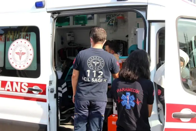Oto bakım servisinde çıkan yangında 2 kişi dumandan etkilendi Oto bakım servisinde çıkan yangında 2 kişi dumandan etkilendi