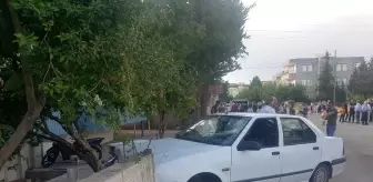 Otomobil kaldırımda duran gençlerin arasına daldı: 4 yaralı