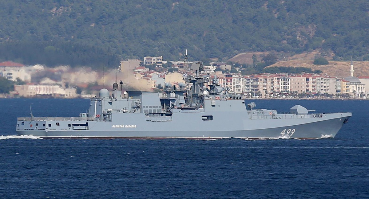 Rus askeri gemisi Çanakkale Boğazı\'ndan geçiş yaptı