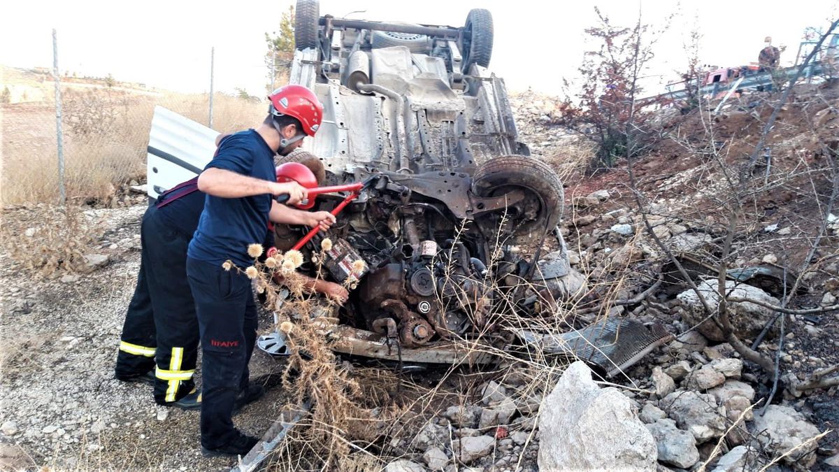 Şanlıurfa\'da hafif ticari araç şarampole devrildi: 3 yaralı