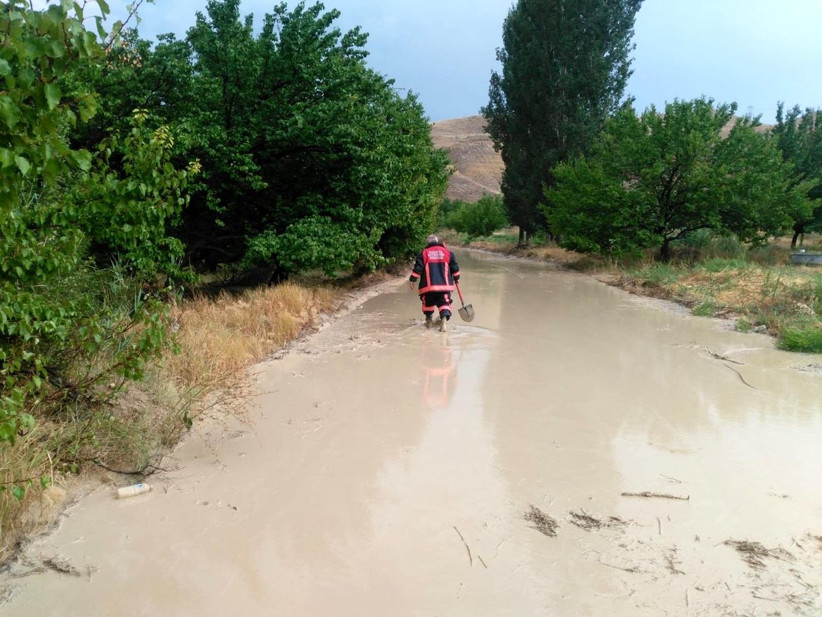 Son dakika haber! Sel yolu araç trafiğine kapattı