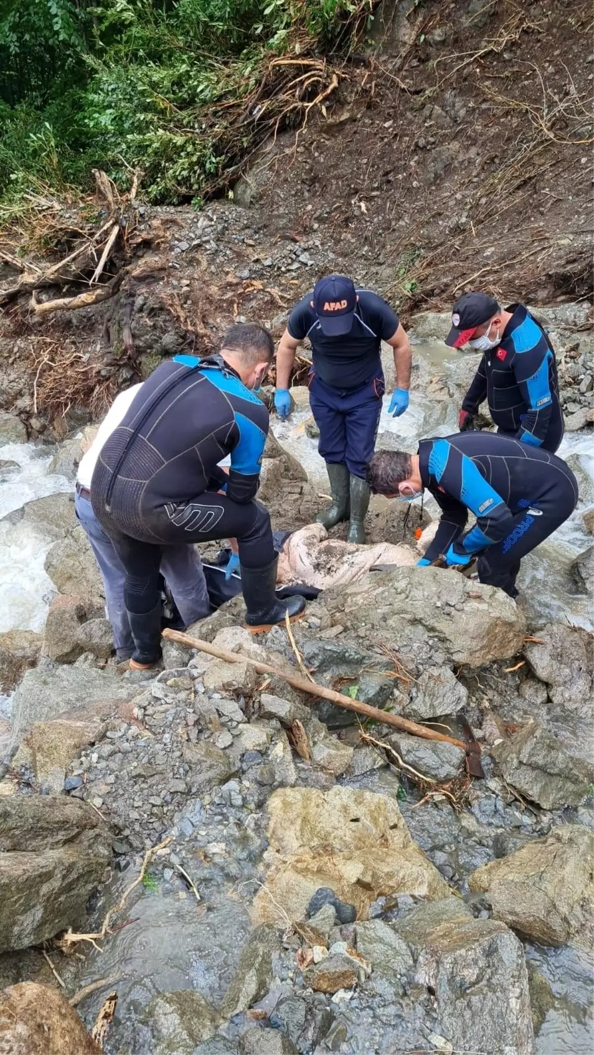 Selde hayatlarını kaybedenlerin cenazeleri enkazdan çıkartılıyor