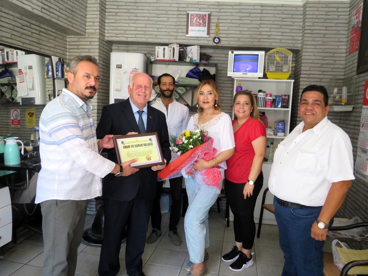 Söke Berber ve Kuaförler Odası\'ndan meslekte 30 yılını dolduranlara onur belgesi