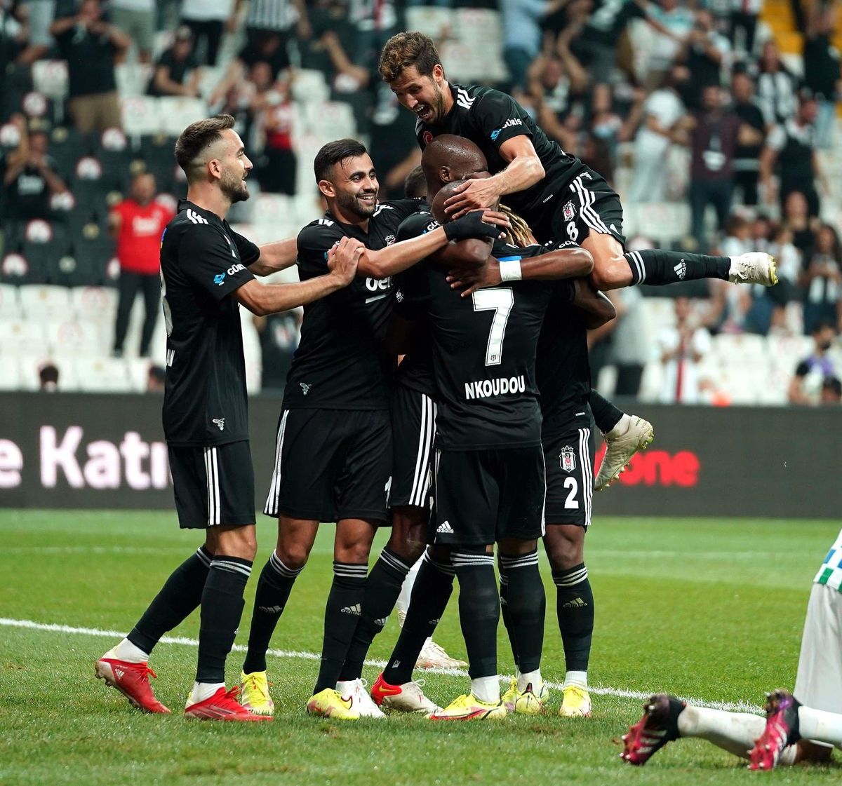 Son şampiyon 3 puanla başladı