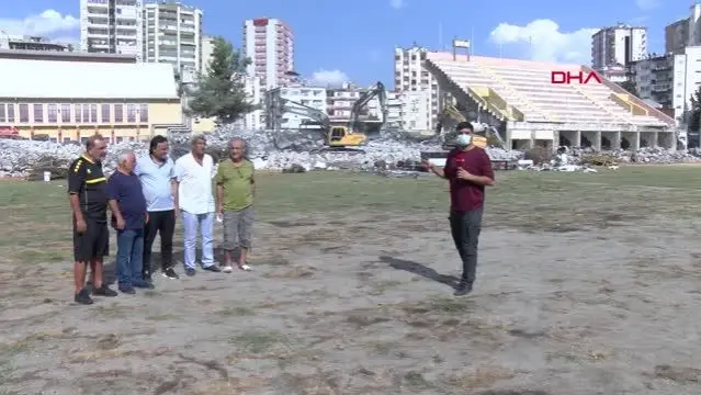 Emektar futbolculardan, yıkımı süren 5 Ocak Stadı'na son ziyaret