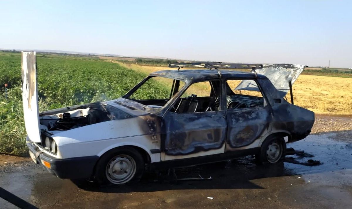 Tarlaya giderken otomobili yandı