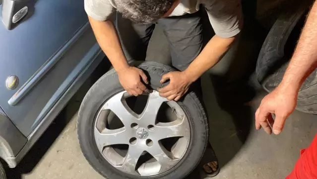 TEM'de esrarengiz olay! Tertemiz yolda 20 arabanın arka arkaya lastiği patladı TEM'de esrarengiz olay! Tertemiz yolda 20 arabanın arka arkaya lastiği patladı