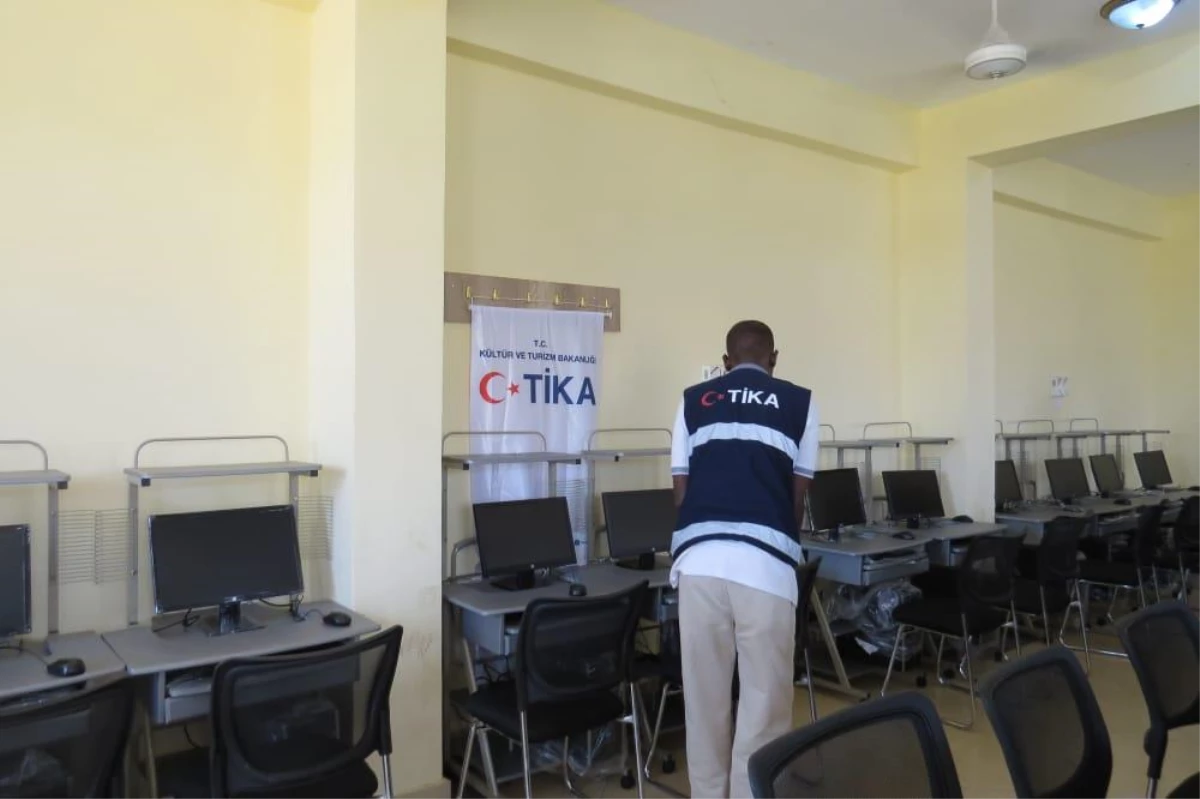 TİKA, Sudan\'daki meslek yüksekokuluna güneş enerjili bilgisayar sınıfı kurdu