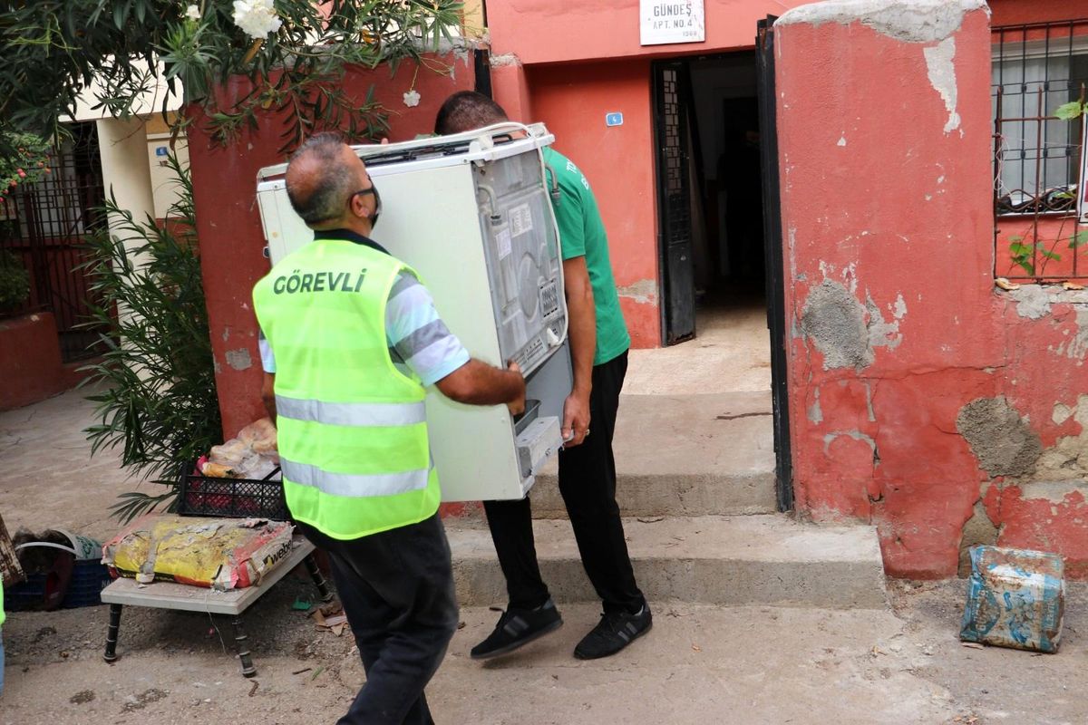 Toroslar Belediyesi, iki ailenin yaralarını sardı