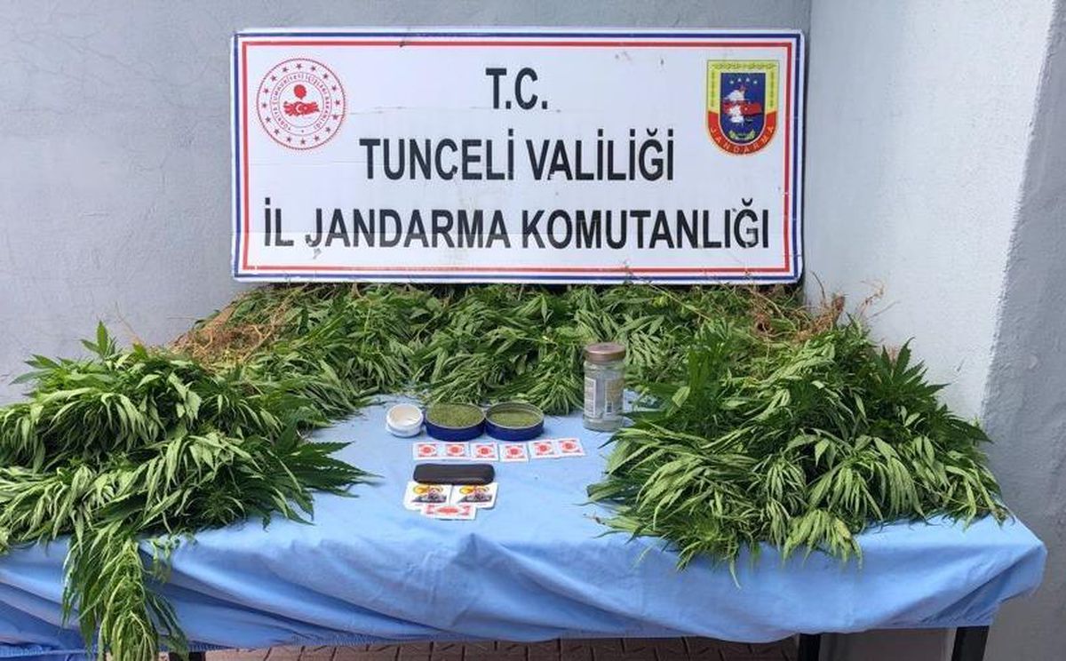 Son dakika haber: Tunceli\'de bir kişinin evinde uyuşturucu ile 2 teröriste ait fotoğraf ele geçirildi