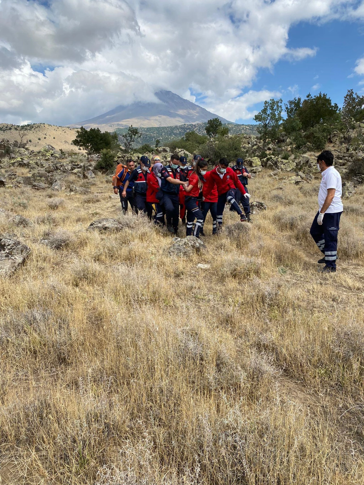 Türkiye Yamaç Paraşütü Şampiyonası\'nda kayalık alana mecburi iniş yapan yarışmacı helikopterle kurtarıldı