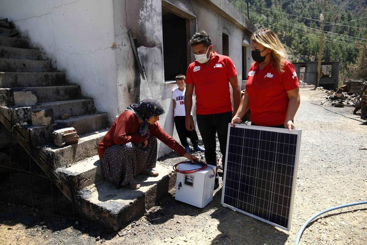 Yangından etkilenen afetzedelere güneş paneli sistemi dağıtıldı