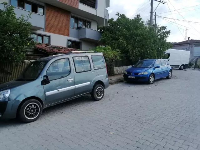 Yasağa rağmen girdiği yolda balataları tutuşan tır 2 araca çarptı