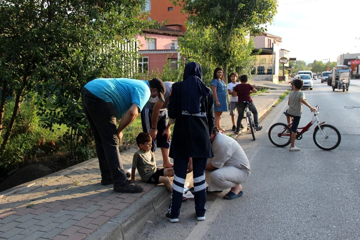 Yayaya çarpmamak için manevra yapan motosiklet devrildi: 2 yaralı