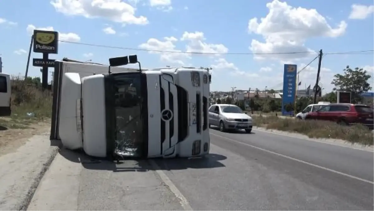 Arnavutköy\'de ayakkabı yüklü TIR devrildi