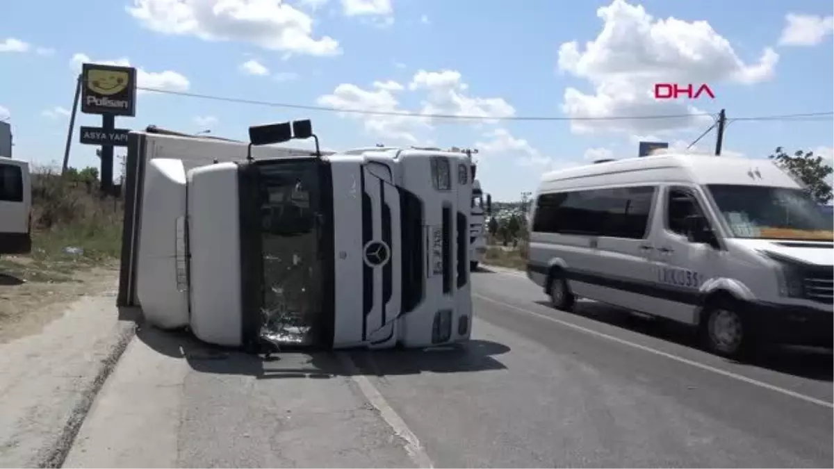 ARNAVUTKÖY\'DE AYAKKABI YÜKLÜ TIR DEVRİLDİ