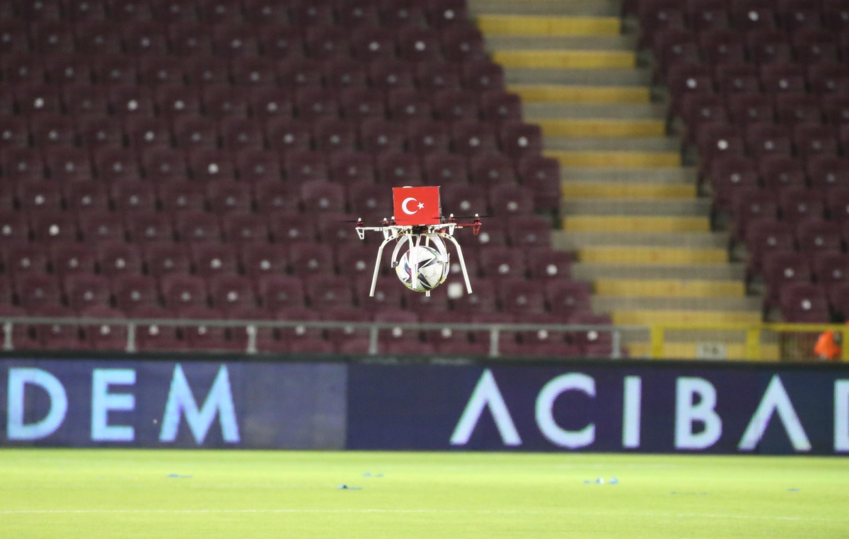 Atakaş Hatayspor-Kasımpaşa maçının topu santra noktasına drone ile bırakıldı