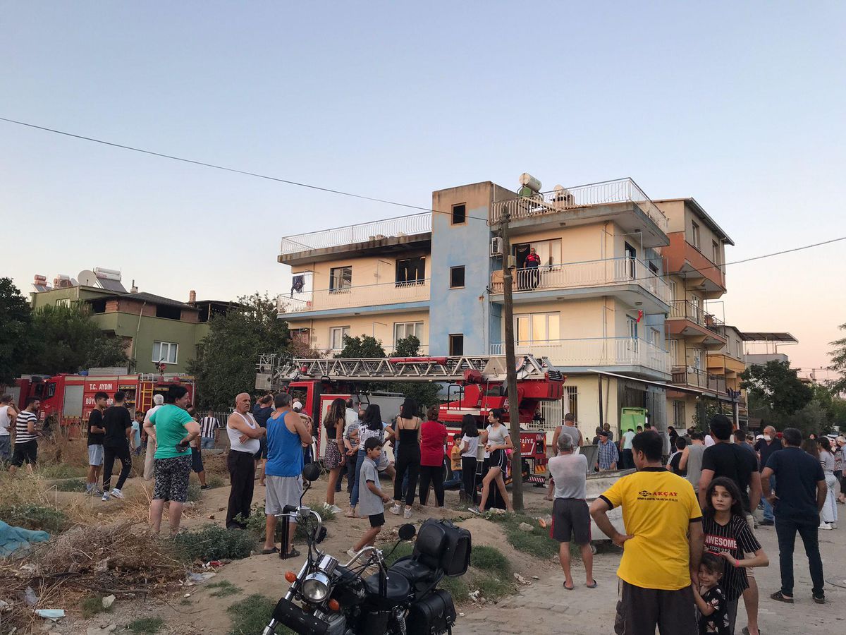 Aydın\'da apartmanda çıkan yangın itfaiye ekiplerince söndürüldü