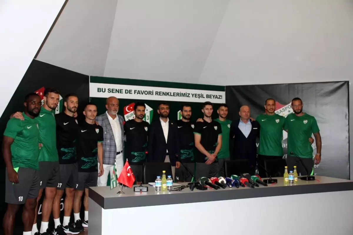 Bursaspor yeni transferleri için toplu imza töreni düzenledi