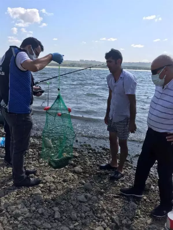 BÜYÜKÇEKMECE'DE KAÇAK AVLANAN 1 TON BALIK GÖLE BIRAKILDI