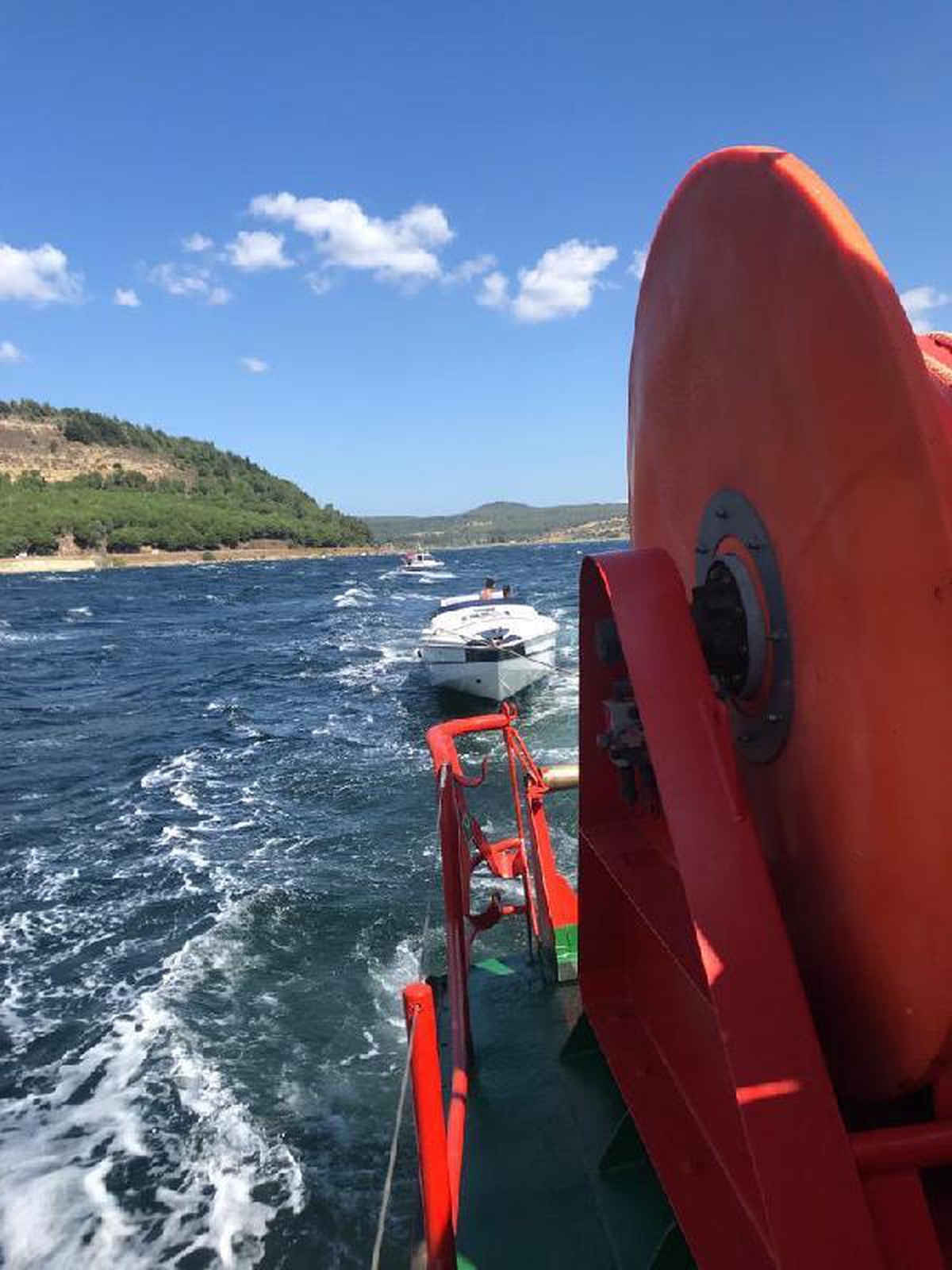 Çanakkale Boğazı\'nda makine arızasıyla sürüklenen tekne kurtarıldı