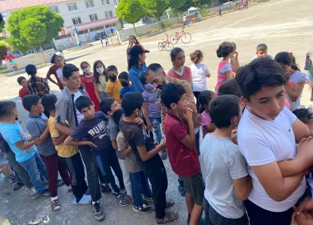 Çocuklar için engelleri aşıp köy köy geziyor