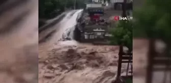 Dere taşınca sel yaşandı, o anlar kamerada