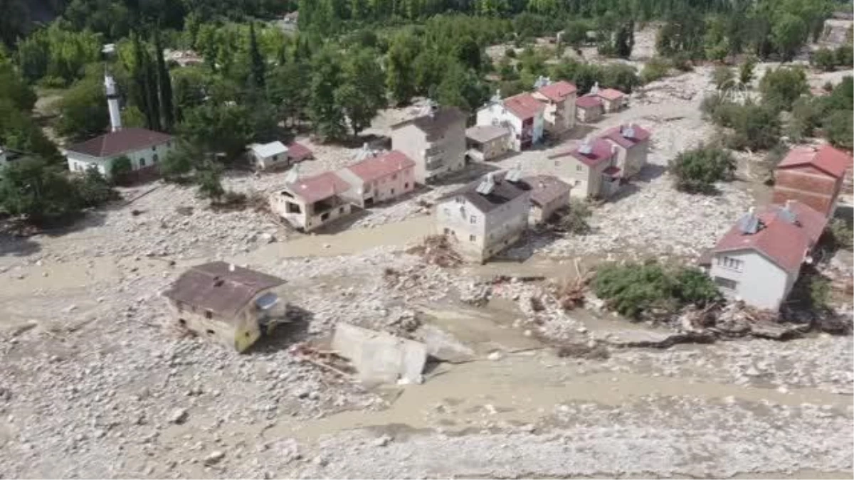 (DRONE) Sel felaketi nedeniyle 40 evin yıkıldığı Babaçay köyünün sakinleri yaşadıklarını anlattı (2)