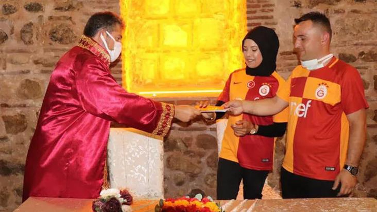 Damatlık ve gelinlik yerine Galatasaray forması giydiler