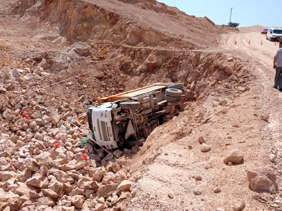 Elazığ\'da kamyon şarampole devrildi: 1 ölü
