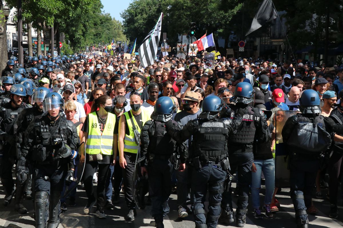 Son dakika haberleri: Fransa\'da Kovid-19 ile mücadele karşıtı protestolara polis müdahalesi