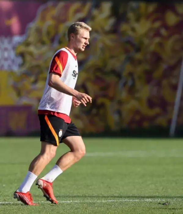 Galatasaray'da Victor Nelsson ilk kez takımla çalıştı Galatasaray'da Victor Nelsson ilk kez takımla çalıştı