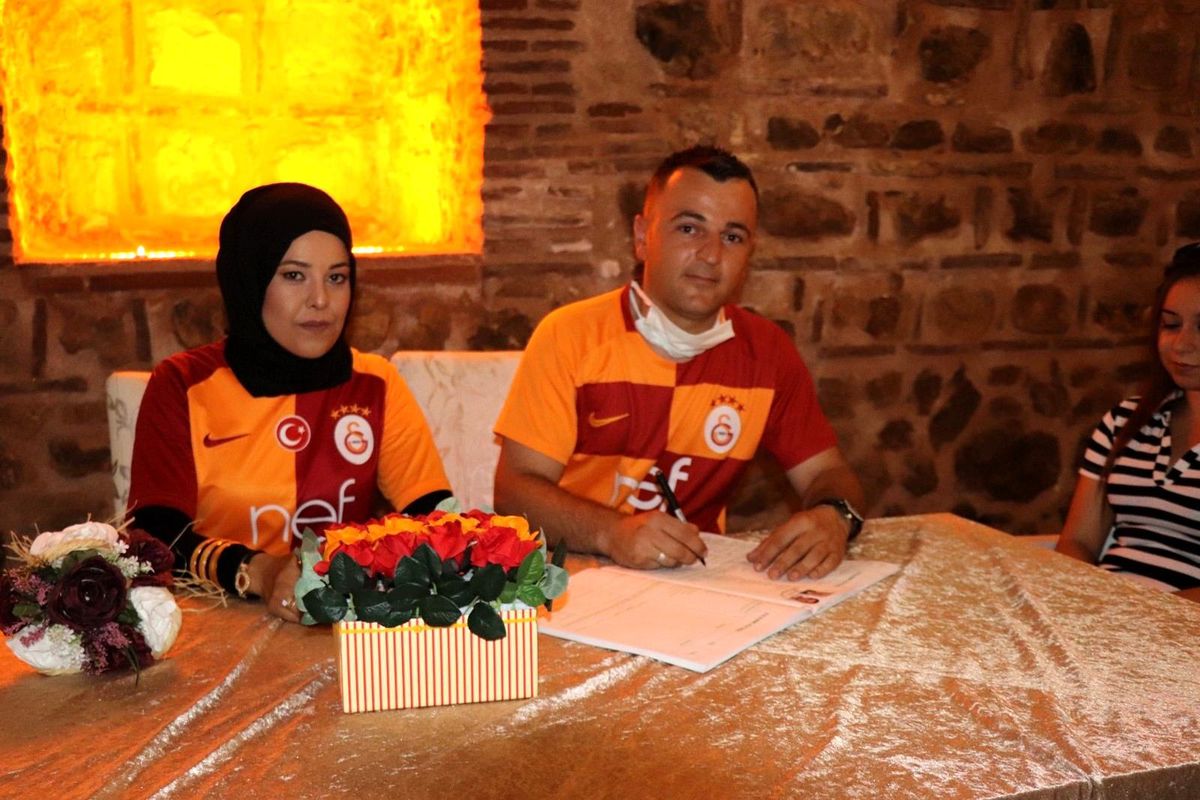 Genç çiftin Galatasaray aşkı nikahlarında bile görüldü