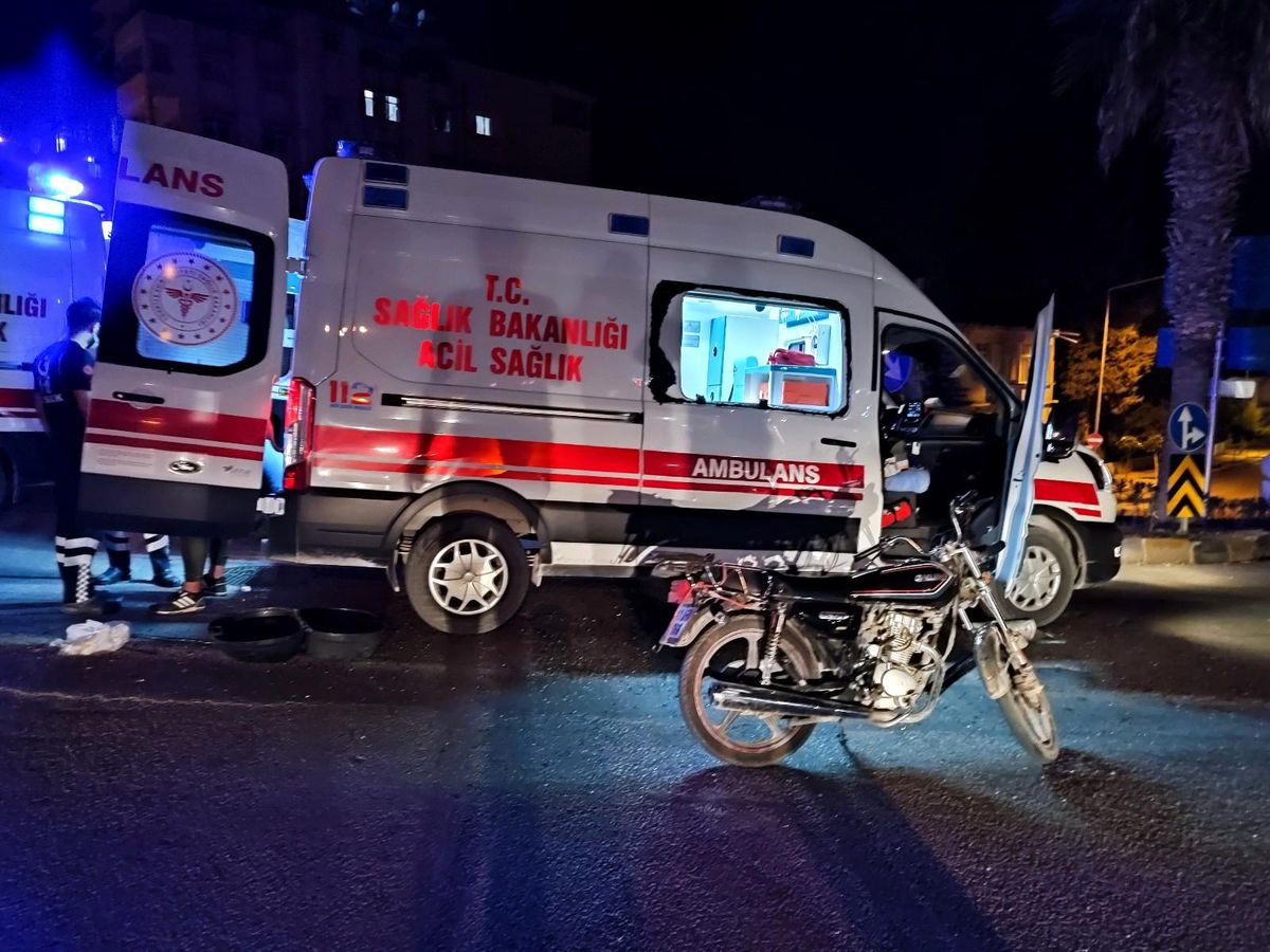 Hatay\'da yaralı motosiklet sürücüsüne ilk müdahaleyi çarptığı ambulansın personeli yaptı