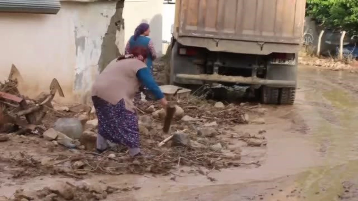 Hekimhan\'da etkili olan sağanak nedeniyle dere taştı