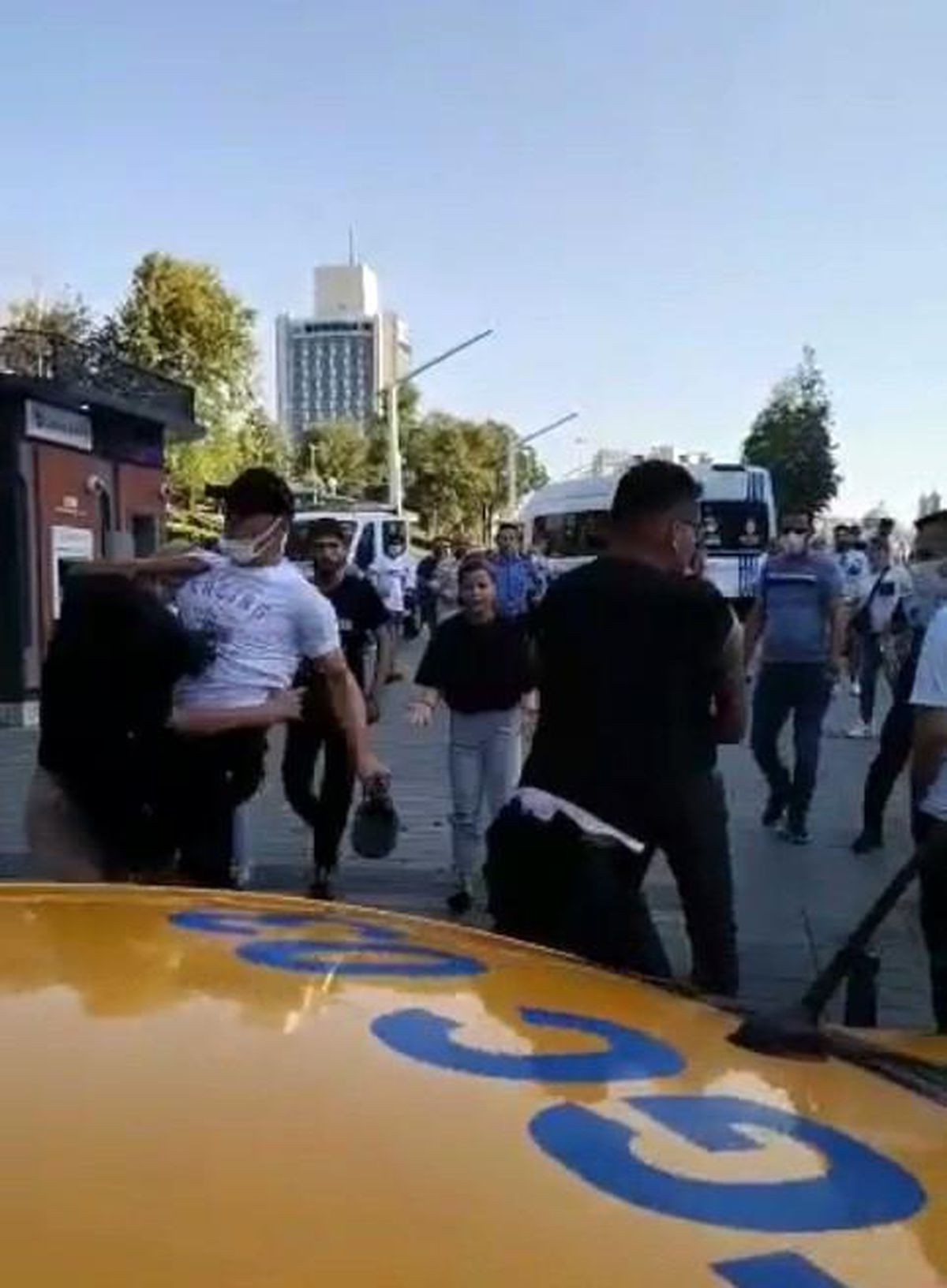 Son dakika haberi: İBB zabıtasının bir kadına uçan tekme attığı anlar kamerada