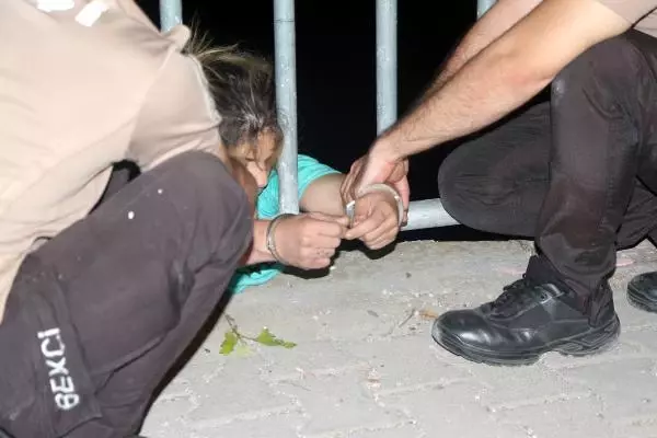 Demir korkuluklardan kanala atlayacaktı! İntihara kalkışan genç kadını, kelepçeyle hayata bağladılar