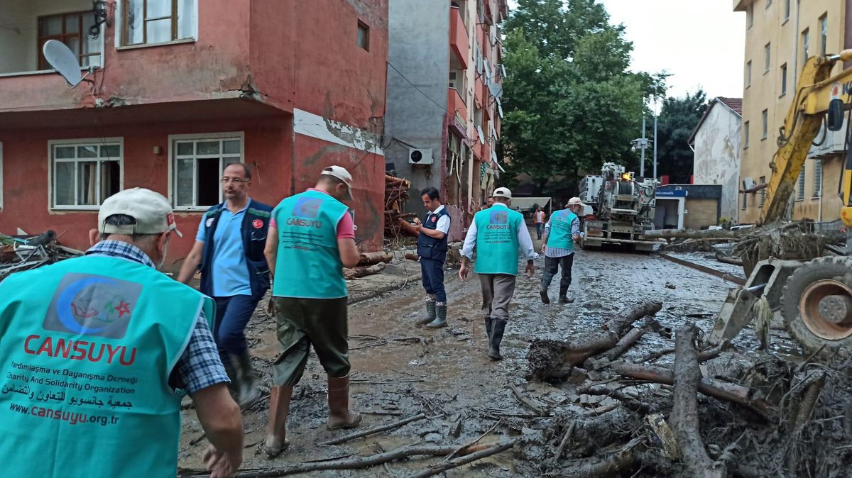 İstanbul\'daki sivil toplum kuruluşlarından selin etkilediği bölgelere yardım