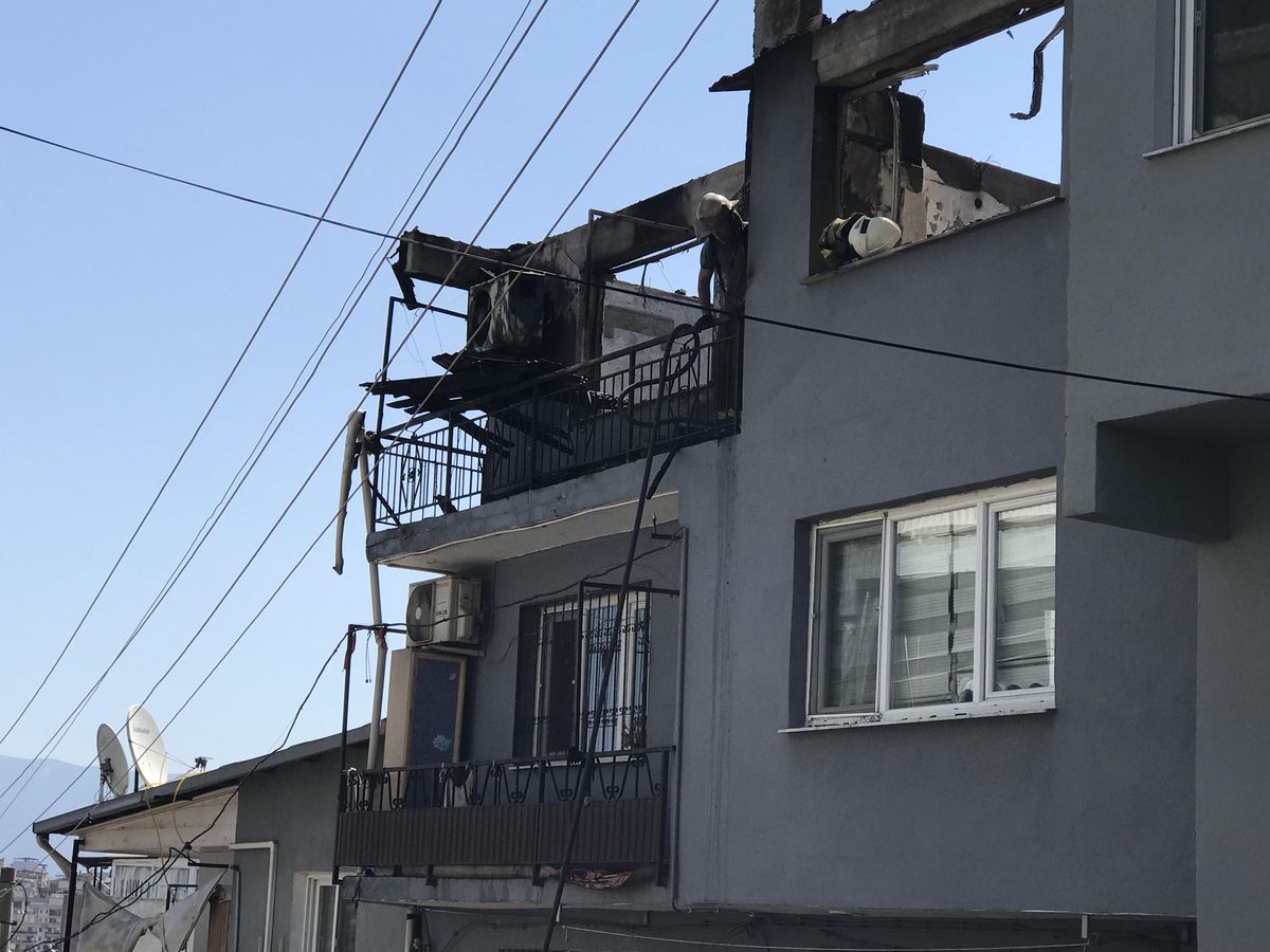 Son dakika haberi | İzmir\'de çıkan yangın 3 evde hasara neden oldu