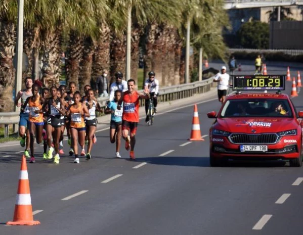 Ufuk Arda, bir yandan yeşil alanların bakımıyla ilgileniyor, bir yandan maraton koşuyor